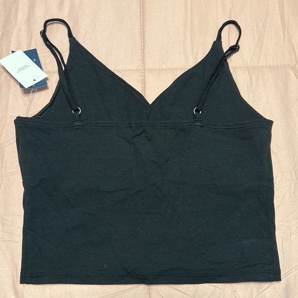 🔴SOLD🔴 NWT Hollister Crop Top - Picture 2 of 3
